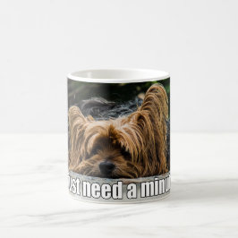 Lustiger Hundegerade Bedarf ein Minute Kaffeetasse