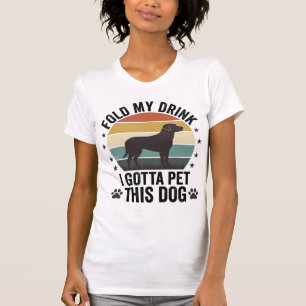 Lustiger Hundeliebhaber Vintage-Falte Mein Getränk T-Shirt
