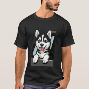 Lustiger Husky-Welpe schaut aus einem Autofenster. T-Shirt