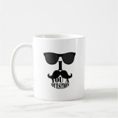 Lustiger i-Schnurrbart Sie eine Frage mit Kaffeetasse (Links)