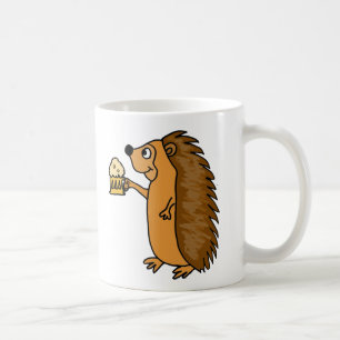Lustiger Igel, der ein halbes Liter Bier anhebt Kaffeetasse