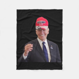 Lustiger Joe Biden trägt Trump 2024 Mütze  Fleecedecke