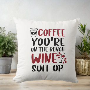 Lustiger Kaffee auf der Bank Wein rüstet auf Kissen