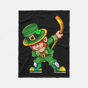 Lustiger Kobold spielt Hockey St. Patrick's Day Sp Fleecedecke