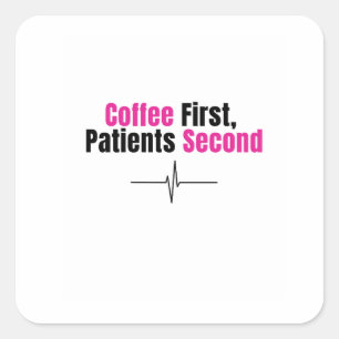 Lustiger Krankenpfleger-Aufkleber – Erst Kaffee Quadratischer Aufkleber