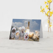 Lustiger kundengerechter Astronaut verfolgt Karte (Gelbe Blume)