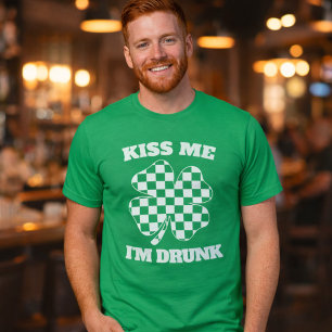 Lustiger Küss mich, ich bin betrunken St. Patrick' T-Shirt