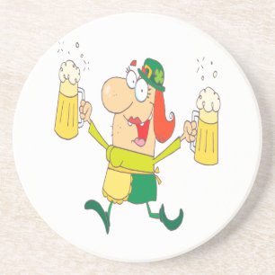 lustiger Leprechaun Dame serviert Bier Getränkeuntersetzer