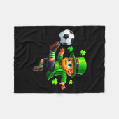 Lustiger Leprechaun Irischer Fußball St. Patrick M Fleecedecke (Vorderseite (Horizontal))