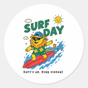 Lustiger Löwe surft Sommerferien Surftag Jungen G Runder Aufkleber