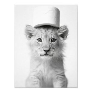 Lustiger Löwenjunges mit Toilettenpapierhut Minima Fotodruck