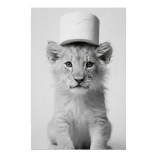 Lustiger Löwenjunges mit Toilettenpapierhut Minima Poster