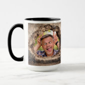 Lustiger Mann, der durch ein Loch schaut, benutzer Tasse (Links)