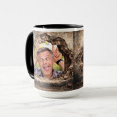 Lustiger Mann, der durch ein Loch schaut, benutzer Tasse (Vorderseite Links)