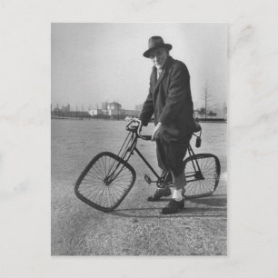 Lustiger Mann im Vintage-Look fährt Fahrrad mit vi Postkarte