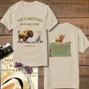 Lustiger Mann läuft vor Bison Amerikanischer Büffe T-Shirt