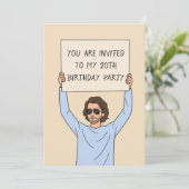Lustiger Mann mit Schild 20. Geburtstag Einladung (Stehend Vorderseite)