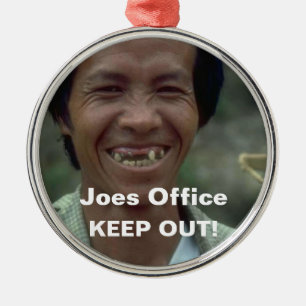 Lustiger Mann-vermisste Zähne behalten heraus Silbernes Ornament