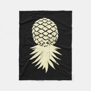 Lustiger Männer-Urlaub mit umgedrehten Ananas subt Fleecedecke