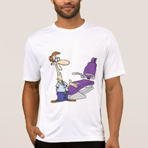 Lustiger männlicher Zahnarzt und violetter Zahnarz T-Shirt