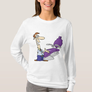 Lustiger männlicher Zahnarzt und violetter Zahnarz T-Shirt
