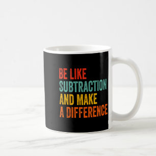Lustiger Mathelehrer ist wie Subtraktion und macht Kaffeetasse