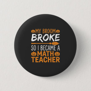 Lustiger Mathematik-Lehrer Halloween Besen Button