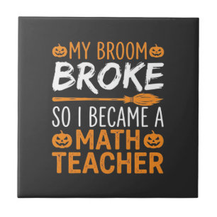 Lustiger Mathematik-Lehrer Halloween Besen Fliese