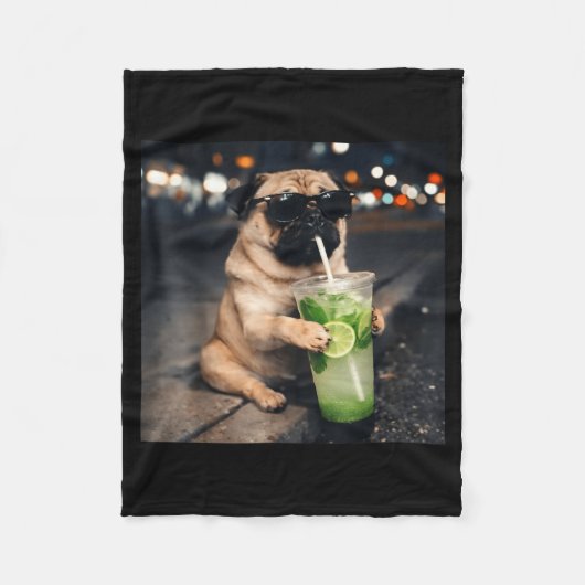 Lustiger Meme-Mops trinkt Mojito-Limette-Minze  Fleecedecke (Vorderseite)