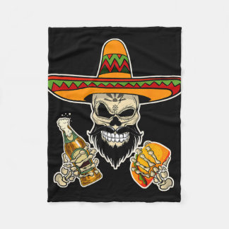 Lustiger mexikanischer Zuckerschädel mit Tacos und Fleecedecke