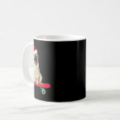 Lustiger Mops-Hund Skateboard fahrender Weihnachts Kaffeetasse (Vorderseite Links)