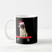 Lustiger Mops-Hund Skateboard fahrender Weihnachts Kaffeetasse (Links)