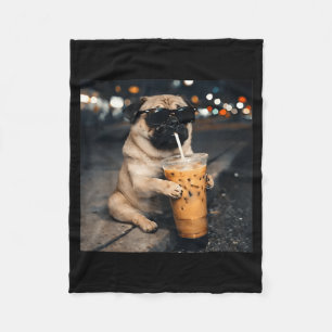 Lustiger Mops trinkt Eiskaffee Süßer Hund Meme Hum Fleecedecke