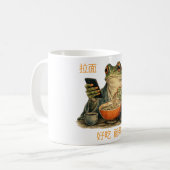 Lustiger mürrischer Frosch isst Ramen und scrollt  Kaffeetasse (Vorderseite Links)