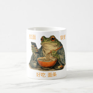 Lustiger mürrischer Frosch isst Ramen und scrollt Kaffeetasse