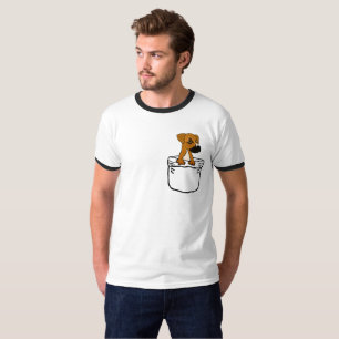 Lustiger niedlicher Boxer-Mischungs-Welpen-Hund in T-Shirt