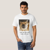 lustiger niedlicher Hund lächelt mit aufregendem S T-Shirt (Vorne ganz)