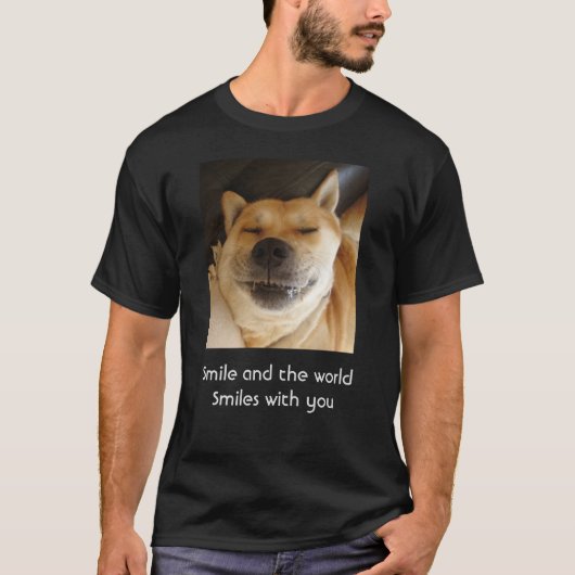 lustiger niedlicher Hund lächelt mit aufregendem S T-Shirt (Vorderseite)