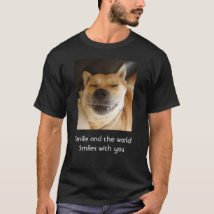 lustiger niedlicher Hund lächelt mit aufregendem  T-Shirt