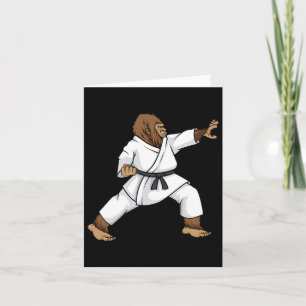 Lustiger Ninja-Bigfoot, der Karate mit Samurai Des Karte