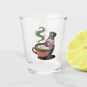 Lustiger Nussknacker auf einer Matcha-Badewanne We Schnapsglas