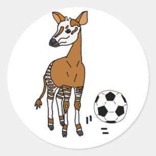 Lustiger Okapi, der Fußball-Cartoon spielt Runder Aufkleber