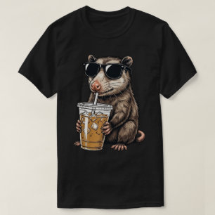 Lustiger Opossum Cooler Possum trinkt Eiskaffee  T-Shirt