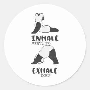 Lustiger Panda-Bär Einatmen Ausatmen Panda Yoga  Runder Aufkleber