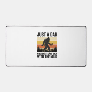 Lustiger Papa kam mit der Milch Vintage-Shirt_1 Schreibtischunterlage