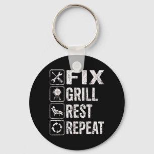 Lustiger Papa repariert Grill, ruht sich aus, wied Schlüsselanhänger