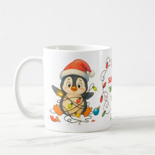 Lustiger Pinguin in Lichter-Tasse steckt Kaffeetasse