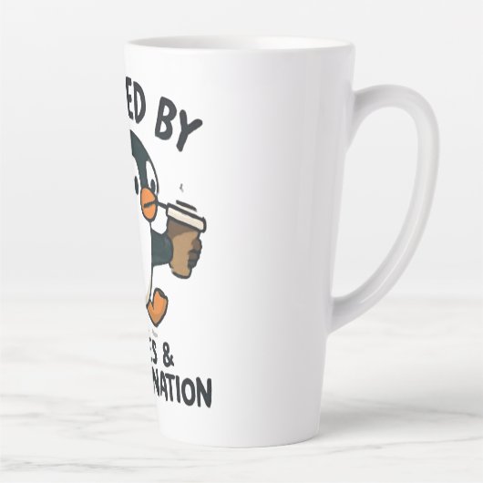 Lustiger Pinguin läuft mit Kaffeetasse Milchtasse (Rechts)