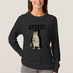 Lustiger Pinguin widersteht Protest gegen Zölle T-Shirt