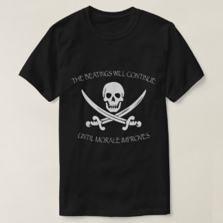 Lustiger Piratenschädel und Schwerter Design T-Shirt